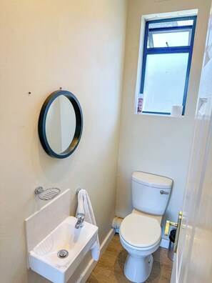 Een douche, een haardroger, handdoeken, zeep