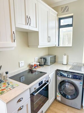 Een microgolfoven, een oven, een kookplaat, een vaatwasser