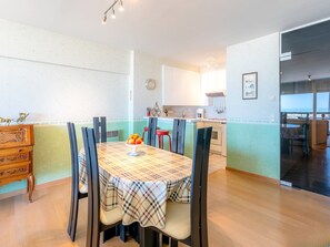Apartment | Dining - Spacious Pleasant Flat Located on the Seafront (De Panne)