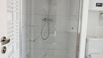 SĂšche-cheveux, serviettes fournies, savon, papier toilette