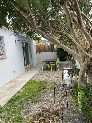 Outdoor dining - Villa with garden in quiet area, 500m from shops, 2.5 km from the beach (Marseillan)