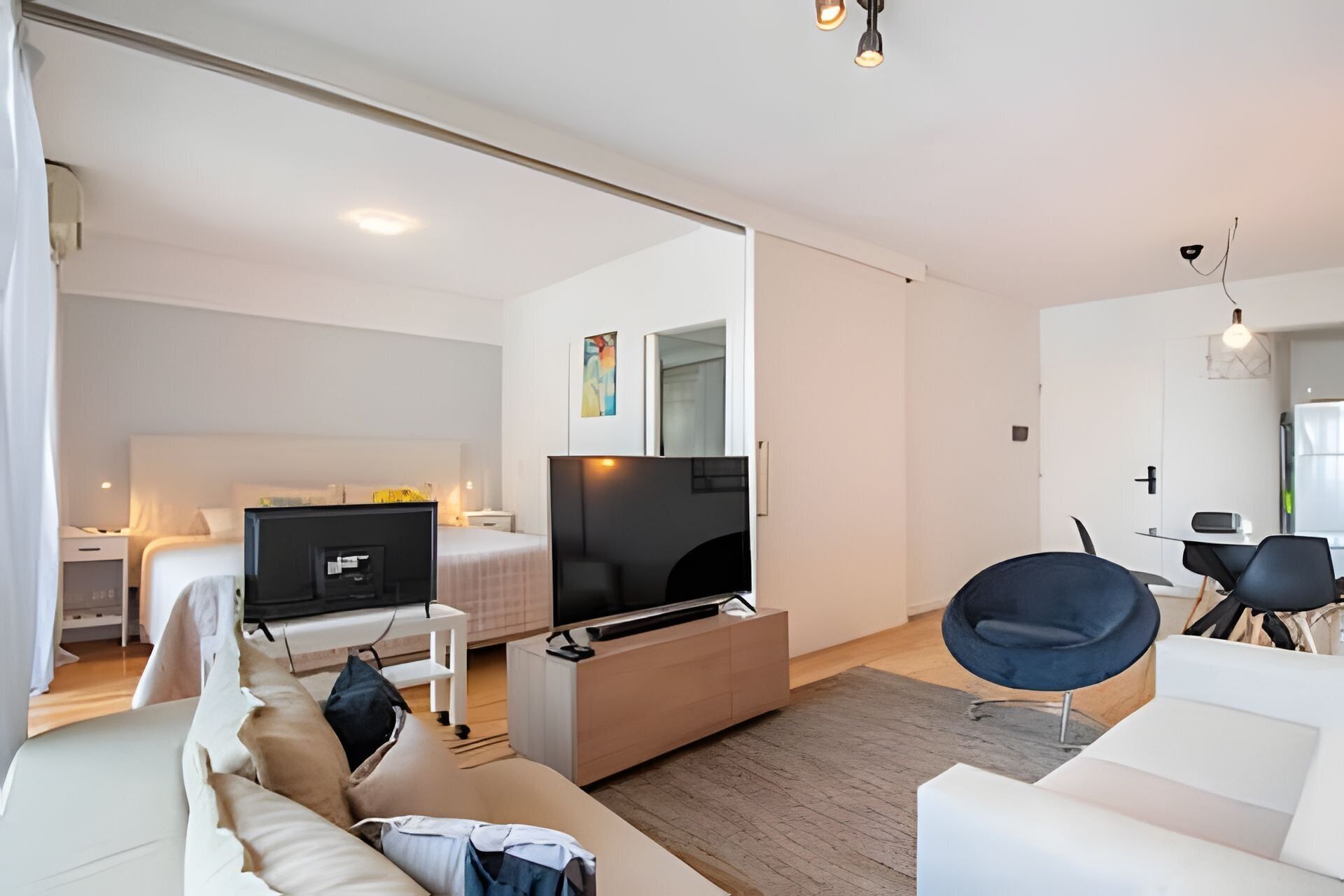1 habitación, tabla de planchar con plancha y acceso a internet 