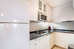Refrigerador, microondas, horno, cafetera/tetera