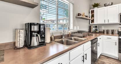 *POOL*HOT TUB*GRILL*KING/QUEEN BEDS*