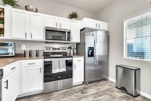 Fridge, microwave, oven, stovetop - *POOL*HOT TUB*GRILL*KING/QUEEN BEDS* (Gilbert)