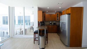 Apartamento | Cozinha privada | Geladeira, micro-ondas, fogão, cooktop