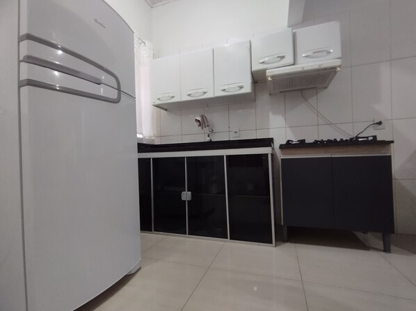 Fridge, oven, stovetop, electric kettle