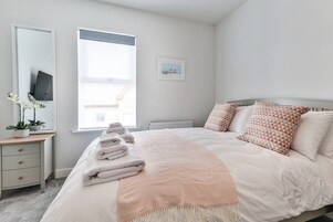 Apartamento | 1 dormitorio y tabla de planchar con plancha