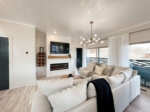 Smart TV, fireplace