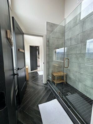 Dusche, Haartrockner, Bidet, Handtücher