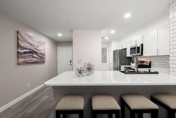 Kühlschrank, Mikrowelle, Ofen, Herdplatte