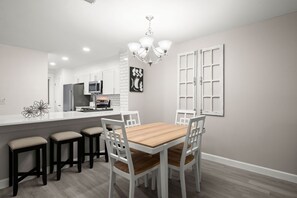 Dining - NEW Charming, Peaceful Escape NEW (North Charleston)