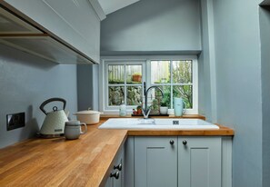 Cottage | Private kitchen - Cozy Cottage in the Heart of Buxton, No Deposit (Buxton)