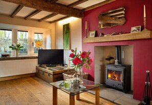 Cottage | Living room - Cozy Cottage in the Heart of Buxton, No Deposit (Buxton)