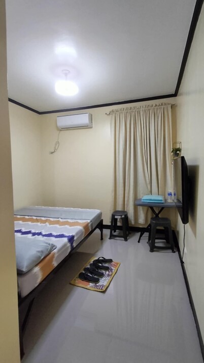 Cozy 2-bedroom lodge with WiFi, AC in charming Bagac