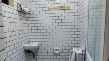Bidê, toalhas de banho, sabonete, papel higiênico