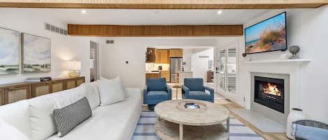 Televisión y chimenea