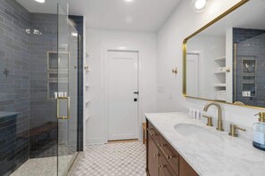 Shower, hair dryer, shampoo - Forest House Escape & Steps to McKinley Beach (Union Pier)