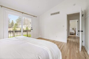 5 bedrooms, WiFi, bed sheets - Forest House Escape & Steps to McKinley Beach (Union Pier)