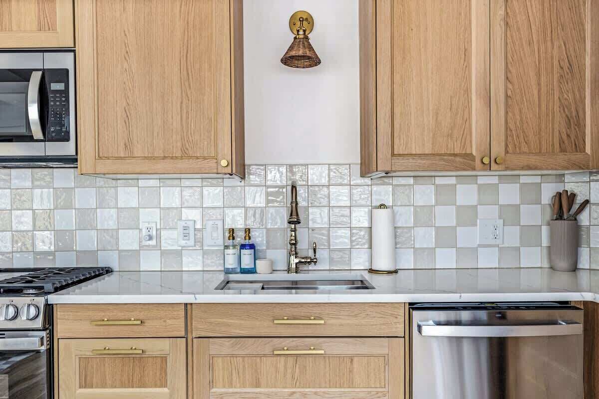 Fridge, coffee/tea maker, cookware/dishes/utensils, dining tables