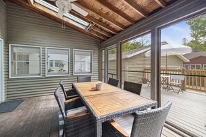 Outdoor dining - Forest House Escape & Steps to McKinley Beach (Union Pier)