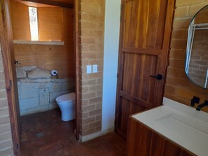 Douche, serviettes fournies, papier toilette