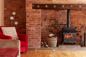 Cottage | Living room - Spacious Cottage in Ashbourne, No Deposit (Ashbourne)