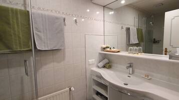 Dusche, Haartrockner, Handtücher, Seife