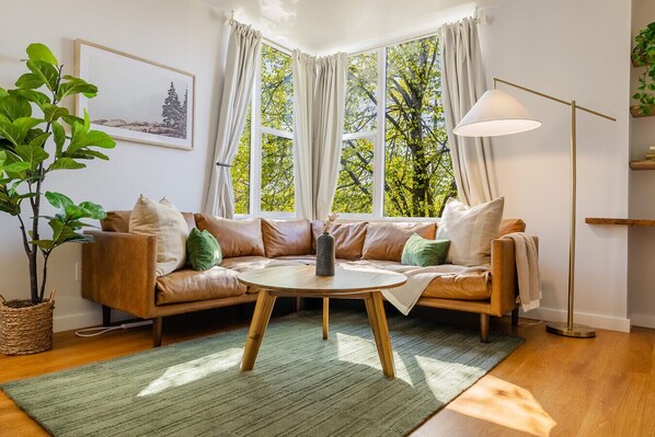 Smart TV - The Seaview Vista| Stylish 2BD w/Rooftop Views (Seattle)