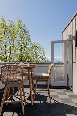 Outdoor dining. The Seaview Vista| Stylish 2BD w/Rooftop Views