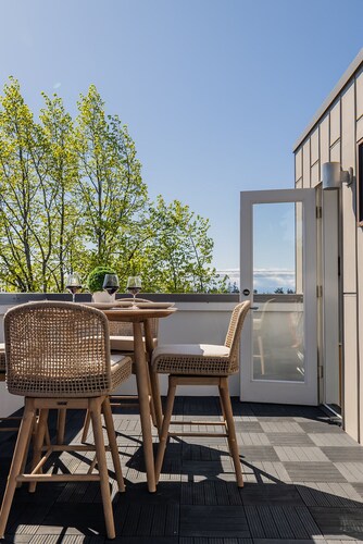 The Seaview Vista| Stylish 2BD w/Rooftop Views