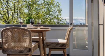 The Seaview Vista| Stylish 2BD w/Rooftop Views
