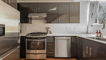 KylskÄp, mikrovÄgsugn, ugn och spishÀll