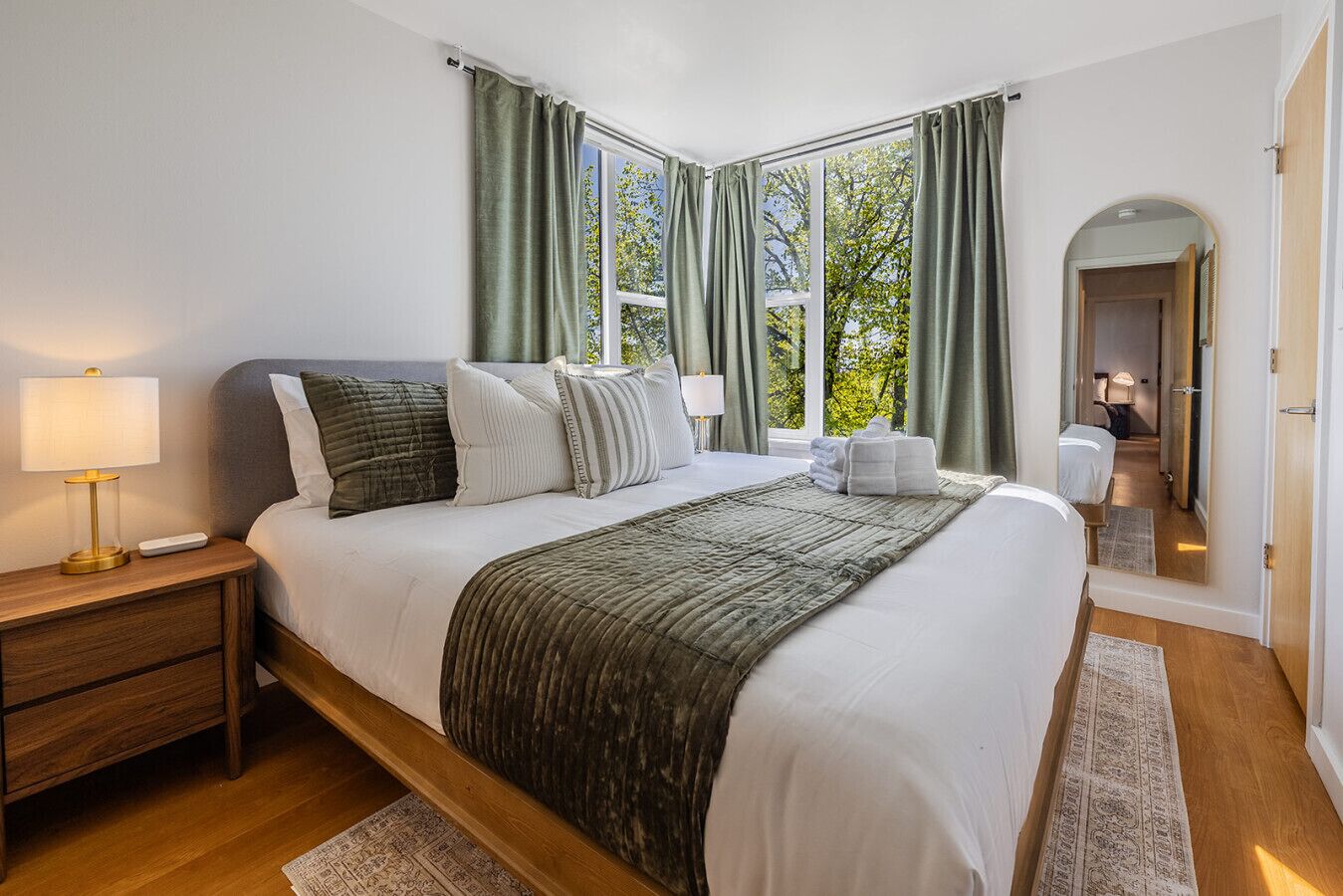 Escritorio, tabla de planchar con plancha y wifi gratis 