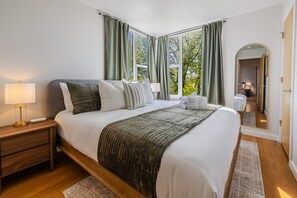 Skrivebord, strykejern/-brett og wi-fi (inkludert)