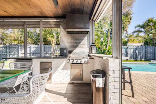 Outdoor Paradise  Heated Pool near Beach 4/3