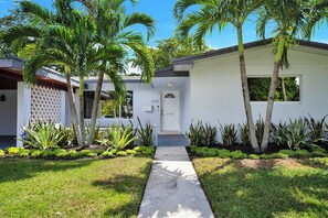 Exterior - Outdoor Paradise  Heated Pool near Beach 4/3 (Fort Lauderdale)