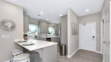 Micro-ondes, four, plaque de cuisson, lave-vaisselle