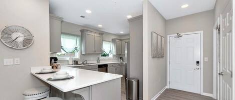 Micro-ondes, four, plaque de cuisson, lave-vaisselle