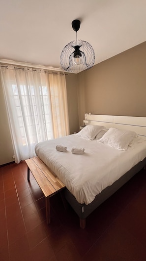 4 bedrooms, iron/ironing board, WiFi, bed sheets