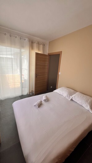 4 bedrooms, iron/ironing board, WiFi, bed sheets