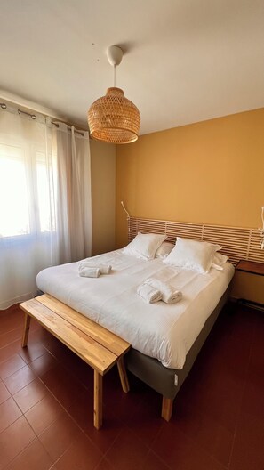 4 bedrooms, iron/ironing board, WiFi, bed sheets