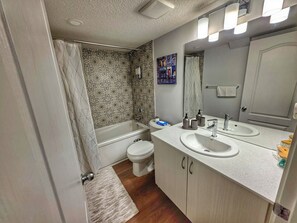 Secadora de cabello, bidet, toallas, jabón