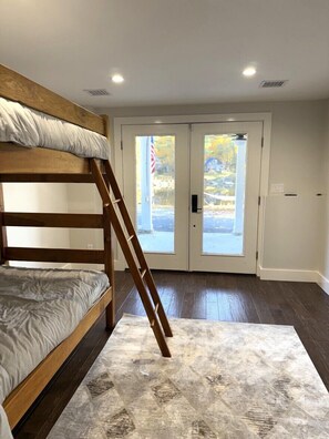 4 chambres, fer et planche à repasser, lit de bébé portatif, Wi-Fi