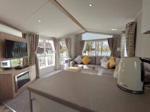 Luxury 6-Berth Lakeview Caravan in Newquay Air-Conditioned & 13 fishing lakes.