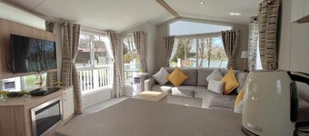 Luxury 6-Berth Lakeview Caravan in Newquay Air-Conditioned & 13 fishing lakes.