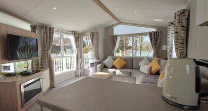 Luxury 6-Berth Lakeview Caravan in Newquay Air-Conditioned & 13 fishing lakes.