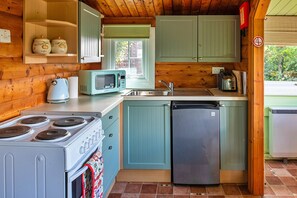 House | Private kitchen | Cookware/dishes/utensils - Log Cabin in Snowdonia Near Rhinog Mountains (Blaenau Ffestiniog)