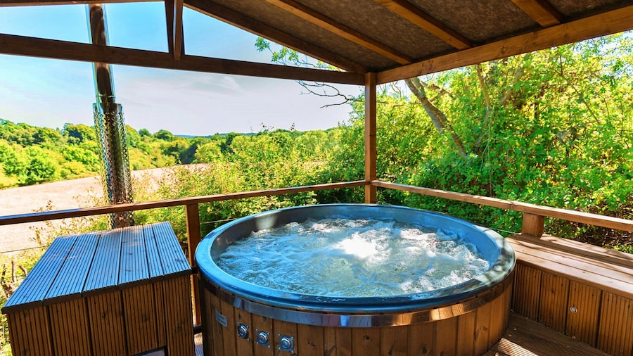 Chalet in Kent With Hot Tub & Countryside Views