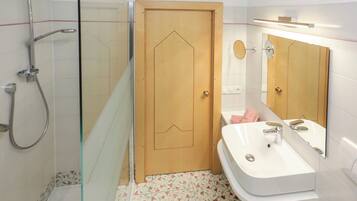Shower, hair dryer, bidet, towels